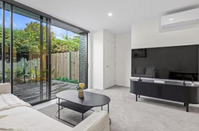 Sanctuary in St Albans Chic 2-Bedroom Retreat